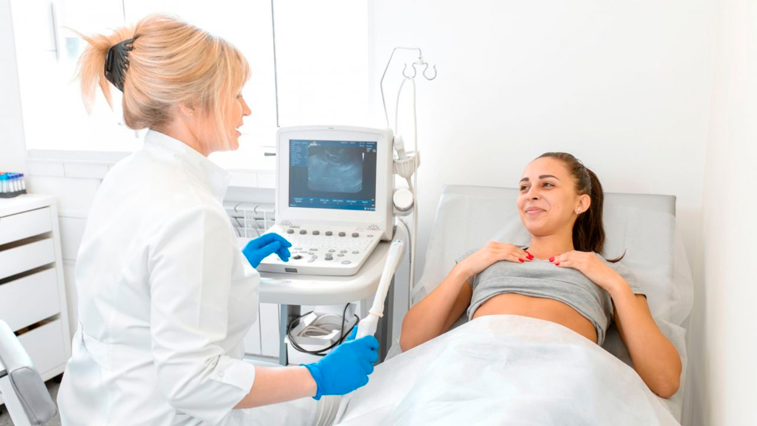 Médica Laborar realizando exame de ultrassom ginecológico em uma paciente