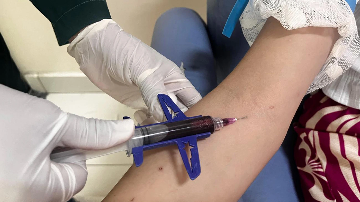 Paciente da Labora Clínica Médica e Imagem de Contagem realizando coleta de sangue para checkup